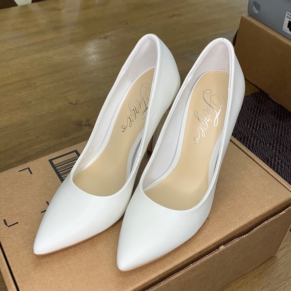 NWOT Fergie White Leather Pumps 7.5